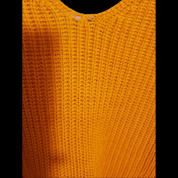 DIVIDED  Women's cropped gold yellow 'macaroni cheese' colored sweater size XS - Picture 4 of 4